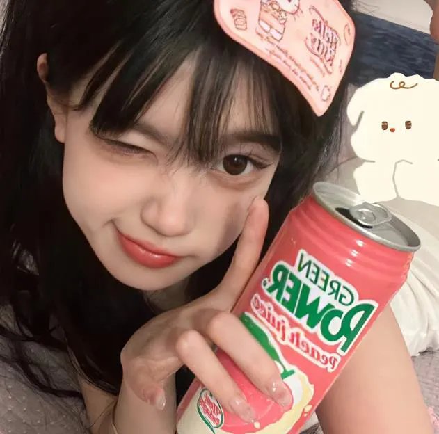 大叔在左,奶狗在右